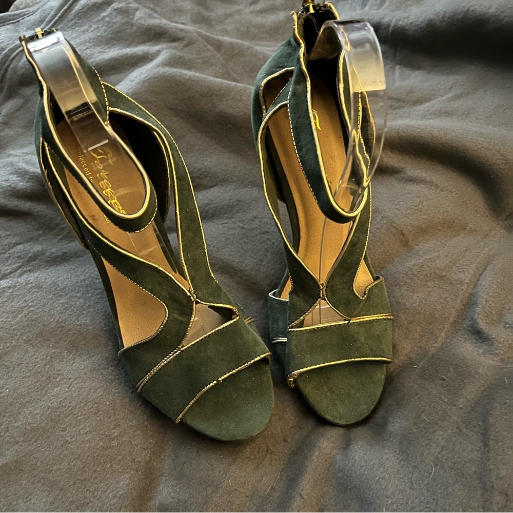 Paula Abdul Shoes green and gold trim shoes size 9 NWOT